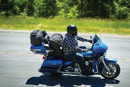 Облегчённая мягкая сумка Momentum Hitchhiker на багажник Tour-Pak