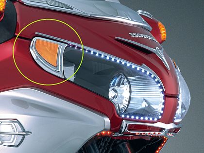 Накладка в уголки фар с белыми линзами и повторителями поворотников (пара)